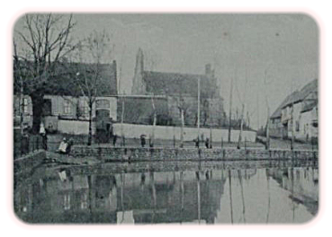 Hemsdorf um 1914?, Dorfteich, Schule mit Anbau und gr. Akazienbaum, Kirche und das Anwesen der Fam. Walter und Agnes Werner.