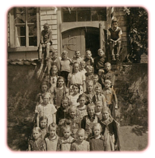 Schüler der Einklassigen Volksschule Hemsdorf im Jahr 1942