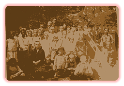 Die Schulklasse von Reihnhold Spieß, der am 19. Nov. 1906 geboren. Das Foto könnte demnach frühestens aus dem Jahr 1912 stammen.  