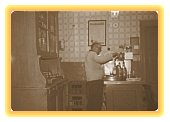 Gastwirt Erich Memel beim Bier zapfen! (1970/1980? Foto A. Memel)