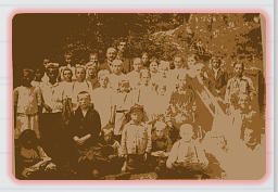 Die Schulklasse von Reihnhold Spieß, der am 19. Nov. 1906 geboren. Das Foto könnte demnach frühestens aus dem Jahr 1912 stammen.  