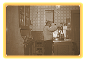 Gastwirt Erich Memel beim Bier zapfen! (1970/1980? Foto A. Memel)