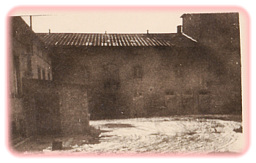 Blick auf den Speicher. Er hatte damals noch einen Aufbau, vermutlich für die Trocknung. Die Veranda am Haus hat Rudi Meyenberg um 1955 gemauert. Der Stein davor existiert heute noch.