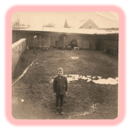 Um 1965. Ich auf unserem Hof. Die Mauer ist fertig. Hinten links die damals noch obligatorische Teppichstange. An der Mauer noch kleine Sträucher.