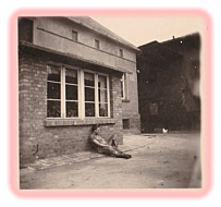 Mein Bruder Dieter vor der Veranda vor 1960.